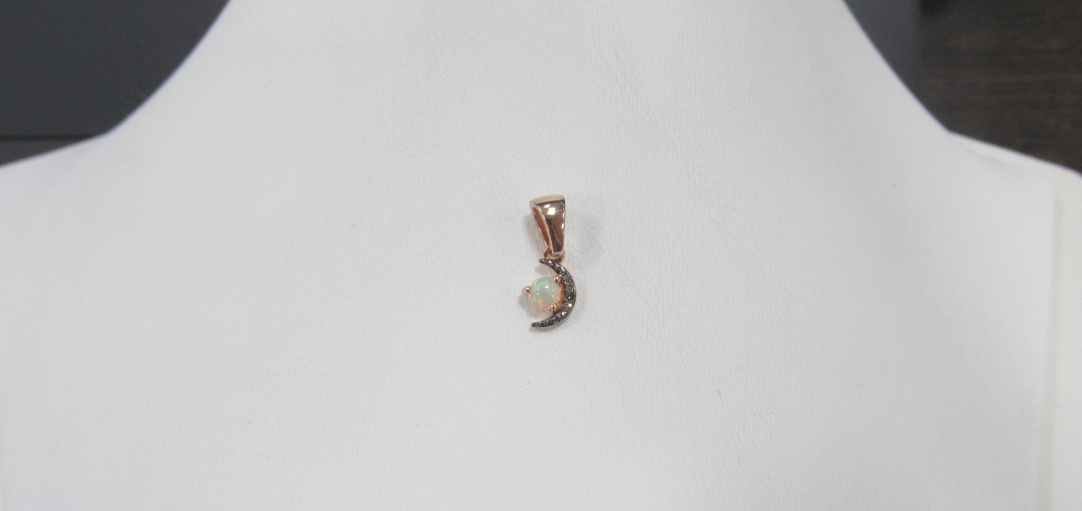 Серебряная подвеска с опалом и бриллиантами